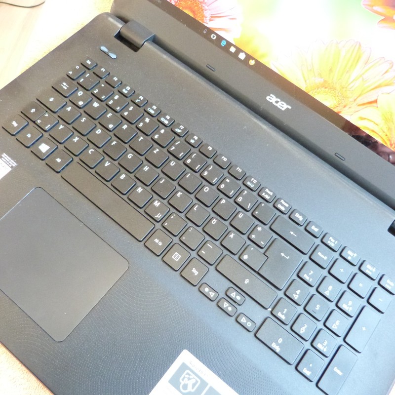 Acer ES1 731 UltraBook 17 inch HDPLUS l SSD Windows 10 l QUAD CORE HDMI USB3 XXL gallery