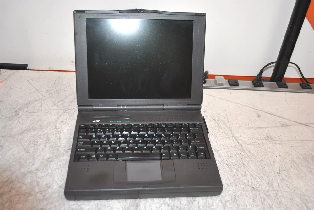 Bad LCD AST Ascentia P Series Laptop Intel Pentium 133MHz 8MB 0HD No PSU AS-IS