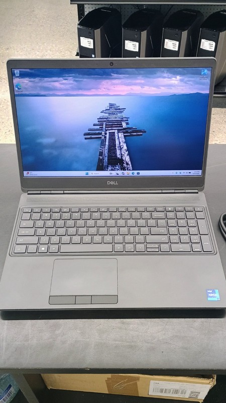 Dell Precision 7560 Xeon W-11955M 2.6Ghz - 64GB - 1TB - RTX A4000 15.6" - Read gallery