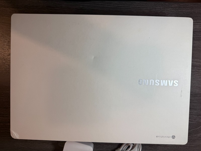 Samsung Galaxy ChromeBook 13.3 Touchscreen 930QCA-K02 Intel i5 8GB RAM 256GB SSD gallery