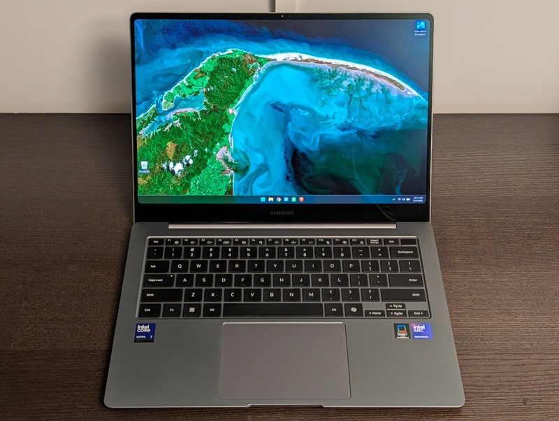 Samsung Galaxy Book5 Pro Laptop 14" 32GB RAM 1TB SSD US - MINT CONDITION gallery