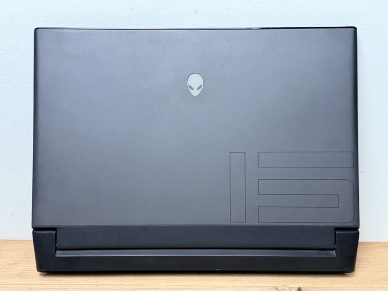 Alienware m15 R2 Gaming Laptop | i7-9750H | RTX 2070 Max-Q 8GB | 16GB RAM | Whit gallery