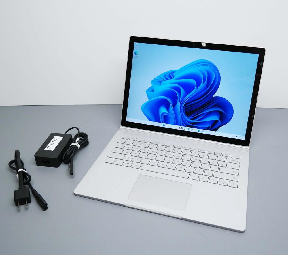 Microsoft Surface Book 2 13.5" Intel Core i5 8GB 256GB - Silver ISSUE