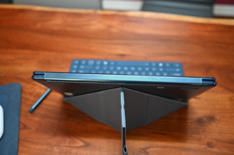 2025 Lenovo Yoga Book 9i 2-in-1 14" DUAL OLED Touch Ultra 7 255H 16GB 1TB gallery