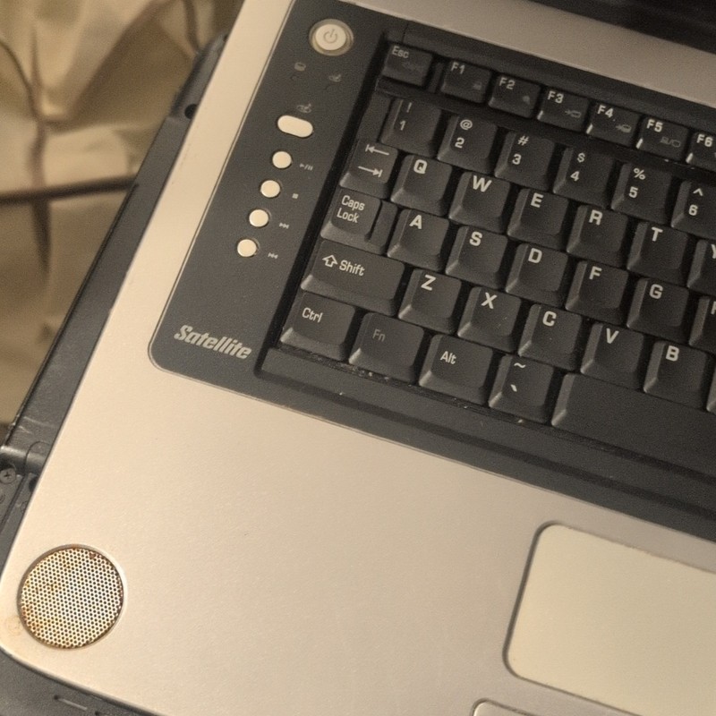 Toshiba Satellite M35X-S161 15" Pentium M 1.7GHz 512MB 80GB XP Silver Wi-Fi gallery