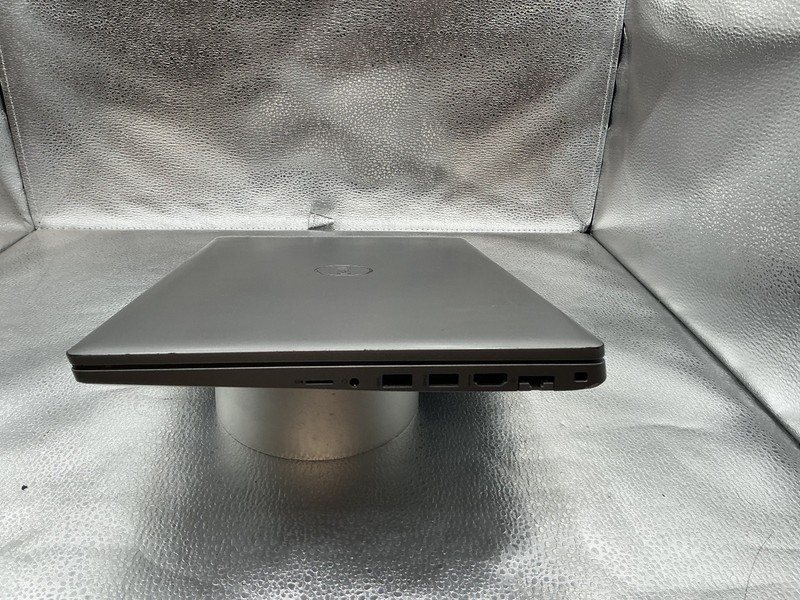 Dell Latitude 5520 15.6 inch laptop i5-1135G7 2.4 Ghz, 16 GB, 256 NVME, Win 11 gallery