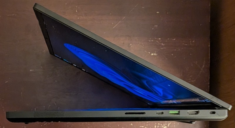 Razer Blade 18 QHD+ 240Hz (Core i9-14900HX, 32GB/2TB SSD, RTX 4090) Black Laptop gallery
