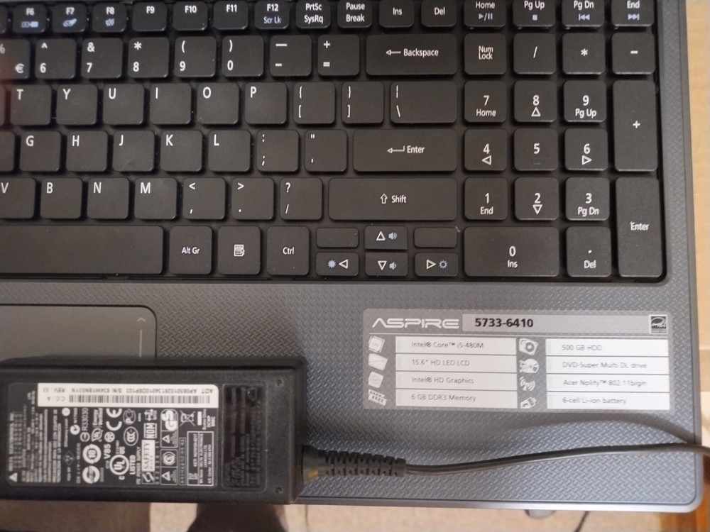 Acer Aspire 5733-6410 Intel Core i5-380M 6GB No operating system. new battery