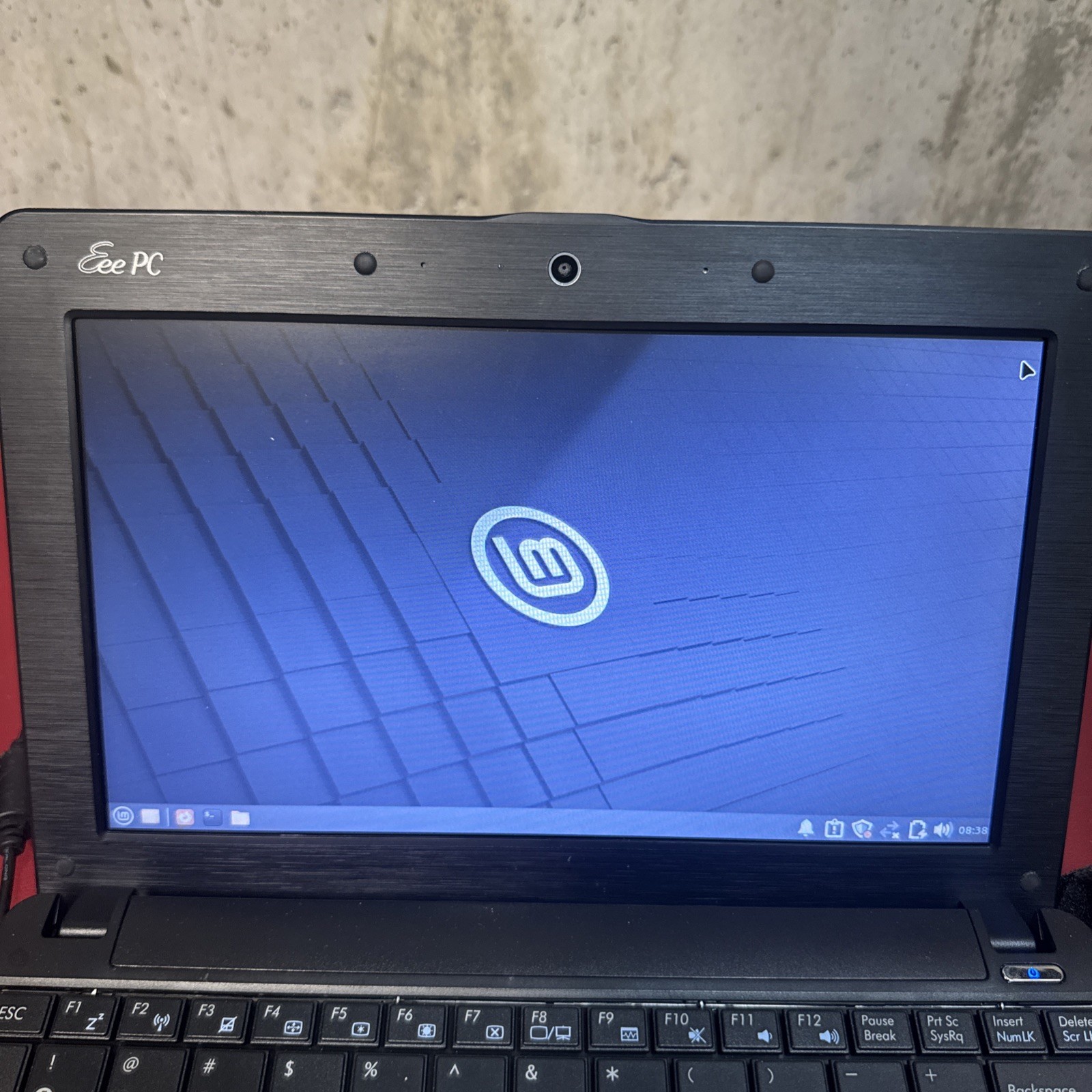 ASUS Eee PC 1001PX 10.1” Laptop Intel Atom N450 2GB RAM Linux Mint Tested Works gallery