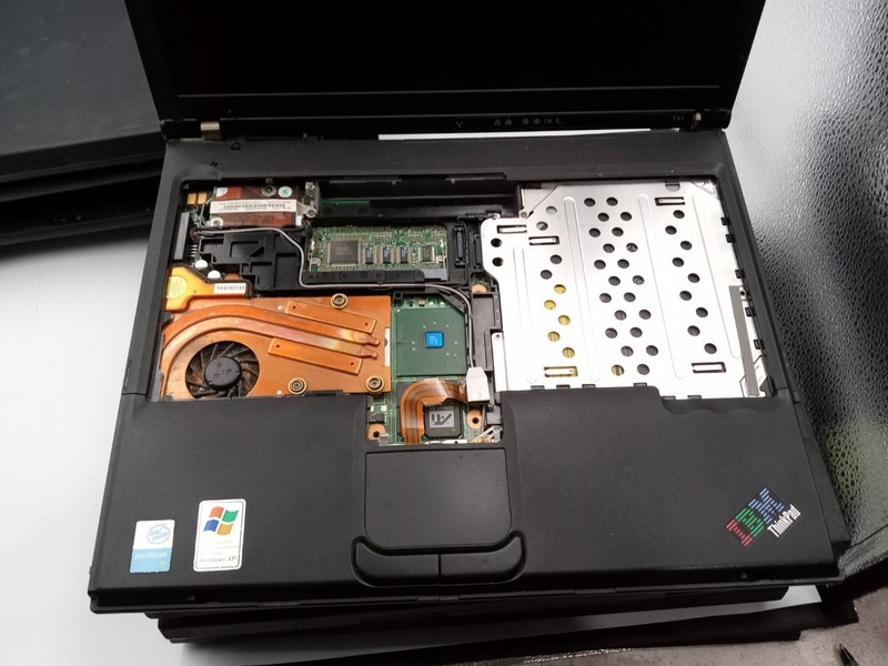Lot of 7 IBM ThinkPad T40 T41 T42 - 14" Laptops Intel CPU - PARTS / REPAIR -RR gallery
