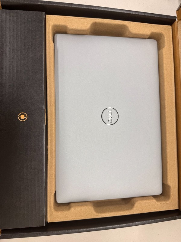 Dell Latitude 5430 14" Intel Core i5-1235U 16GB RAM 512GB SSD Windows 11 Pro gallery