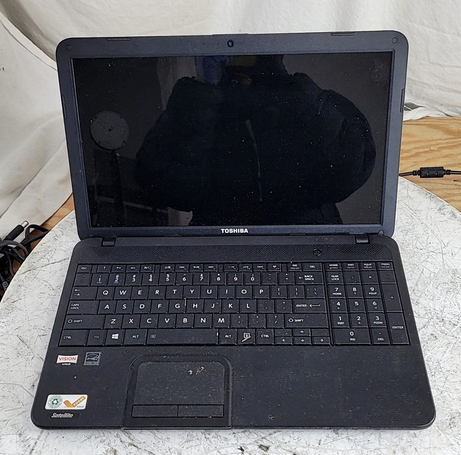 TOSHIBA Satellite C855D-S5315 PSCBQU-00F009 Laptop AMD A-300 APU 4GB SEE NOTES gallery