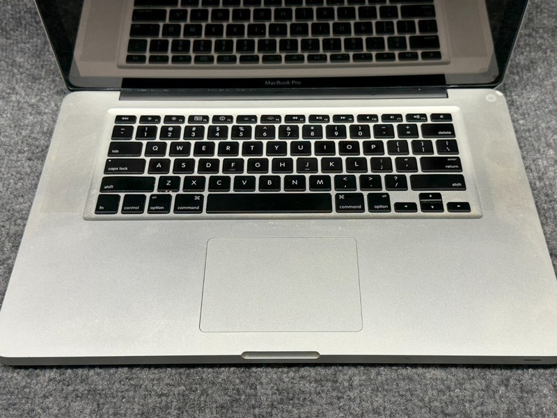 Apple MacBook Pro A1286 15" Laptop Intel Core 2 Duo P8700 2.53GHz 4GB RAM 500GB gallery