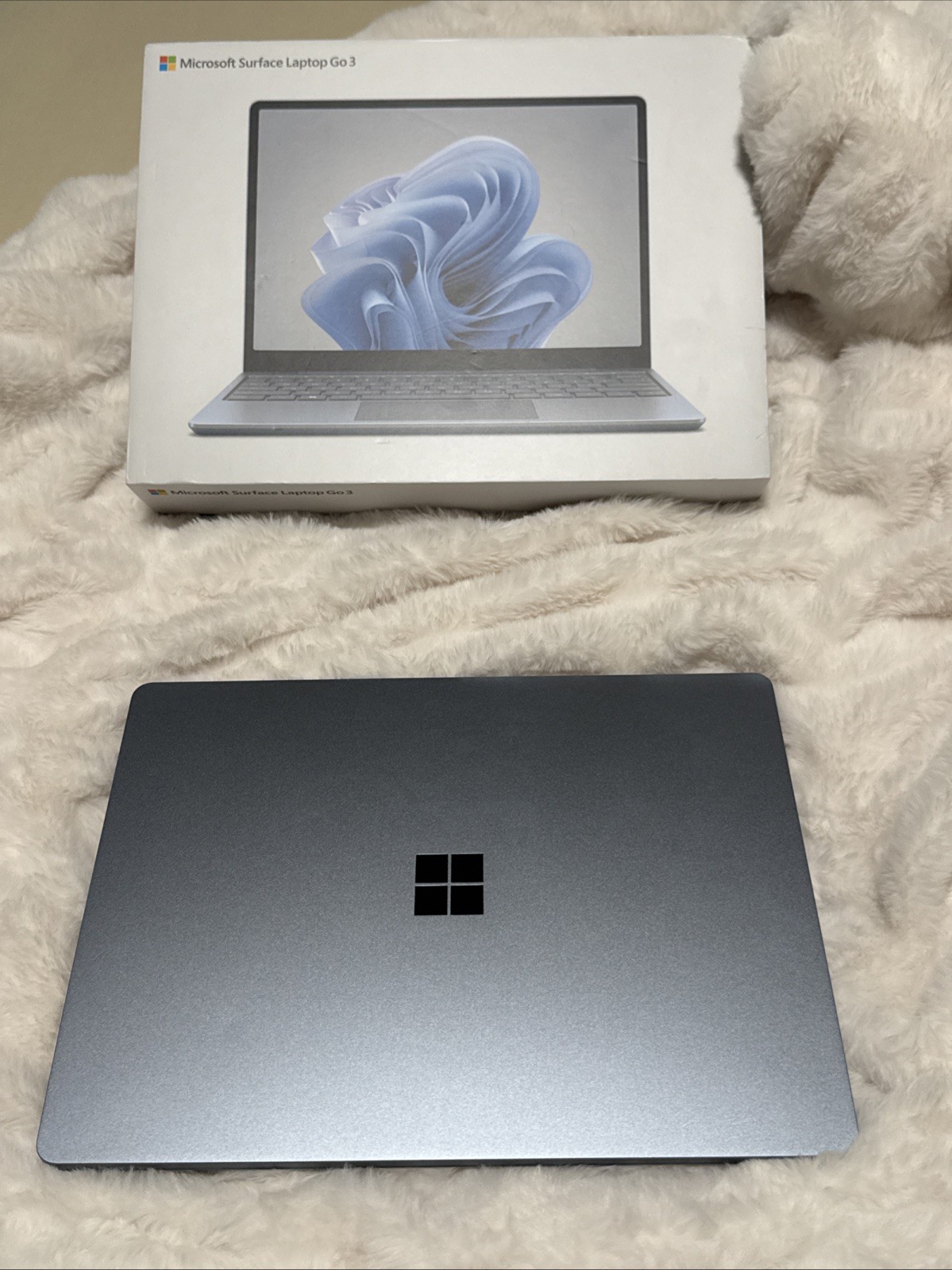 Microsoft Surface Go 2 10.5" Touchscreen, M3-8100Y, 8gb/128gb, W10P gallery