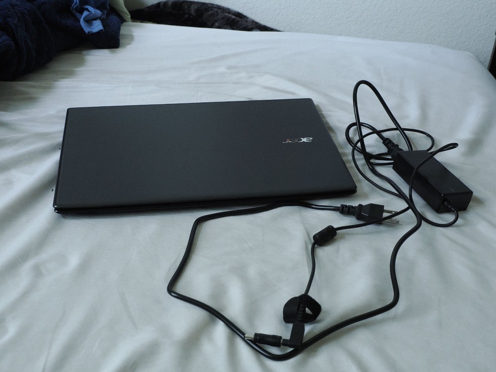 Acer Aspire E15 E5-575G 15.6" 1TB+256GB-SSD 16GB Win10 Gaming Laptop w/ Charger