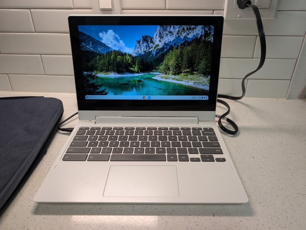 Lenovo Chromebook C330 11.6" Touchscreen 2-in-1 (81HY0001US) 32GB 4GB - White