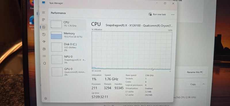 Lenovo IdeaPad Slim 3 15Q8X10 15.6" Snapdragon X126100 16GB 256GB SSD gallery