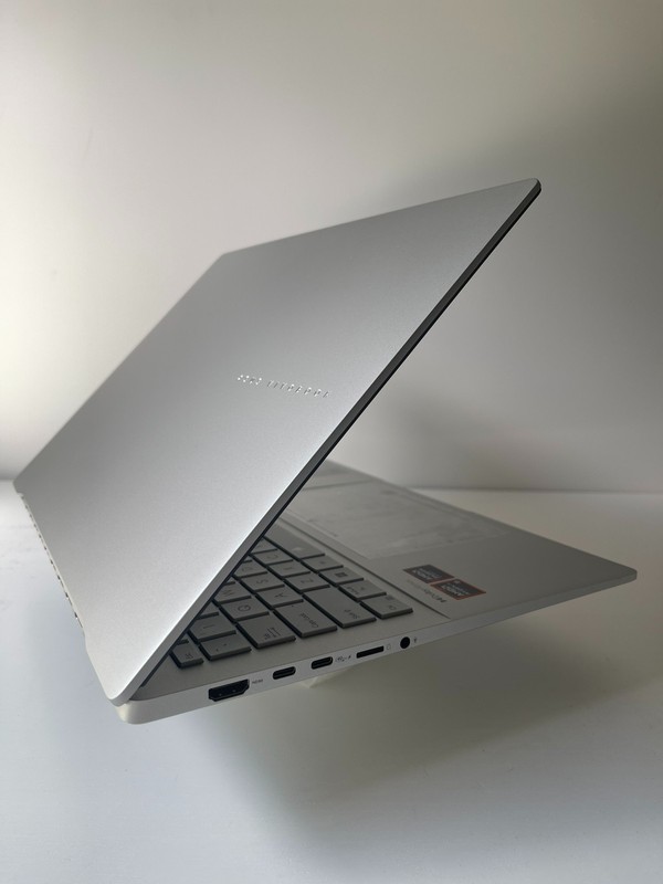 Asus VivoBook S16 M5606WA 16" 3200x2000 OLED 120Hz Ryzen AI 9 365 32GB 1TB W11H gallery
