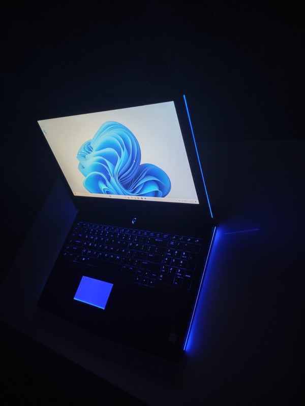Dell Alienware 17 R4 Gaming 120Hz 2.90GHz i7-7820HK 16GB 1TB HDD GeForce GTX1080 gallery