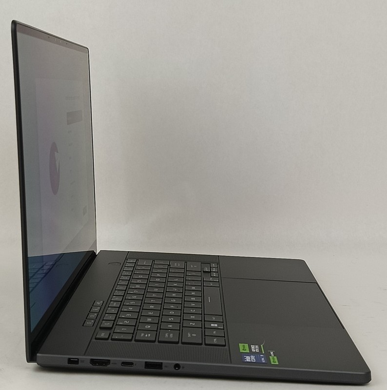 ASUS ROG Zephyrus G16 16" OLED 240Hz Ultra 9 185H 16GB 1TB SSD RTX 4070 W11H gallery