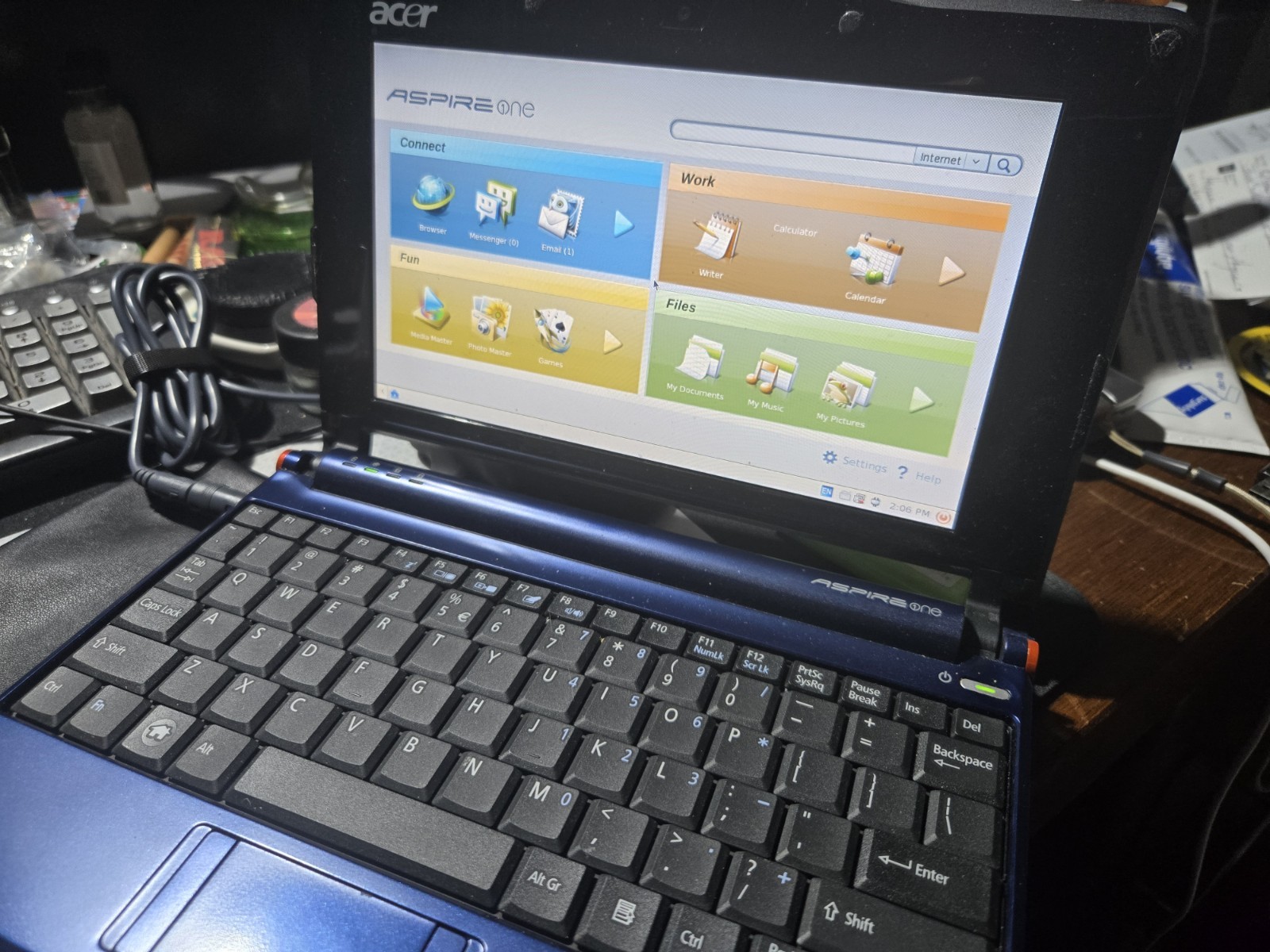 Acer Aspire One ZG5 Netbook Blue W/ Case No Power Dead Battery READ gallery