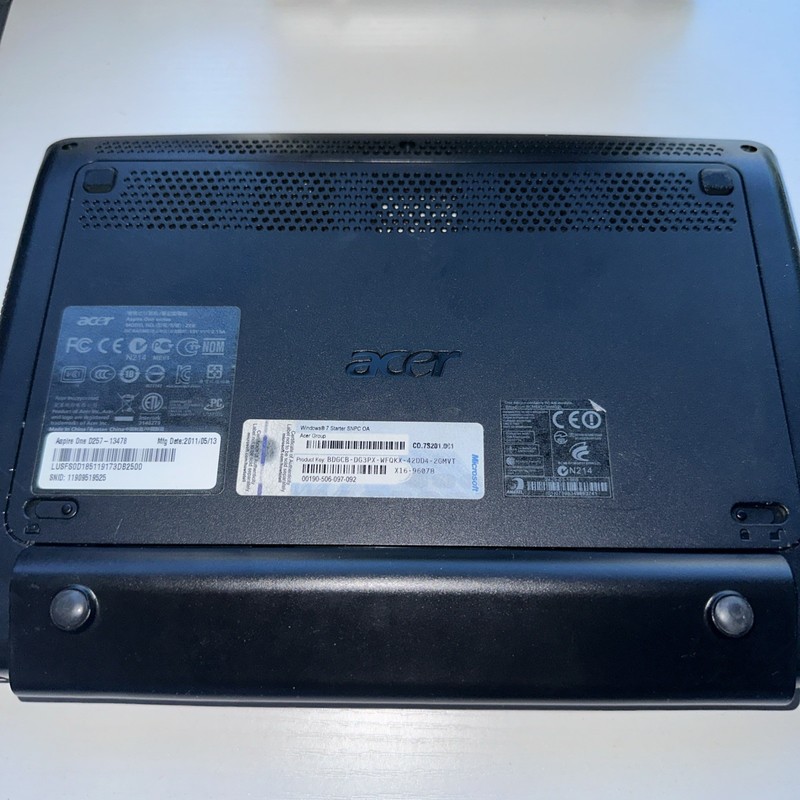 Acer Aspire One D257 10.1” Netbook Intel Atom 1GB RAM Windows 7 Starter gallery