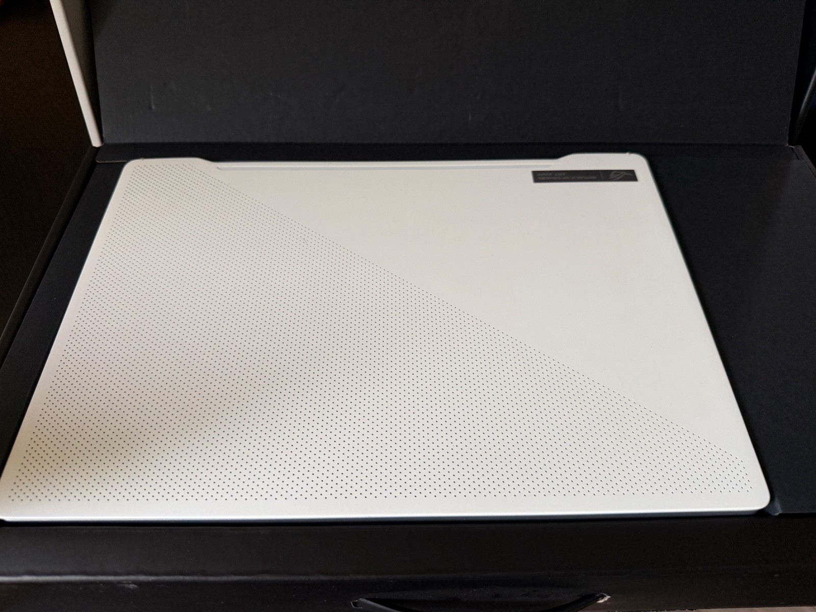 ASUS ROG Zephyrus G14 14" (1TB, AMD Ryzen 9 4900HS, 3.0 GHz, 16GB) Laptop -... gallery