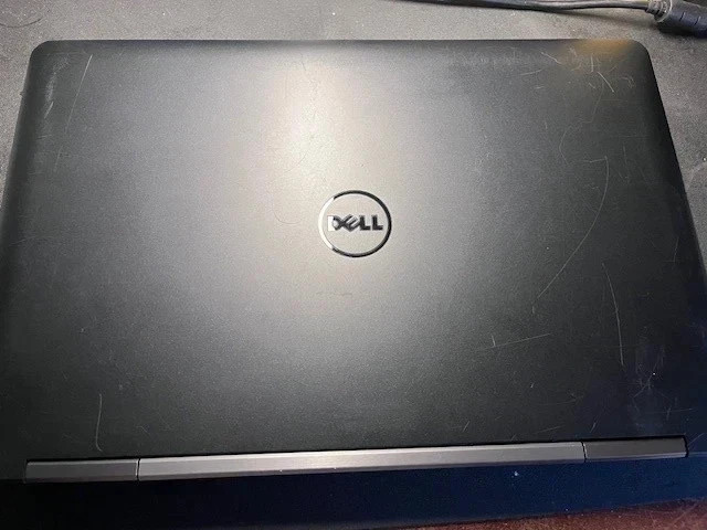 Dell Laptop Dual Boot Linux Mint/Windows 10 Pro, 8GB Ram, 256GB SSD, DVD, HDMI gallery