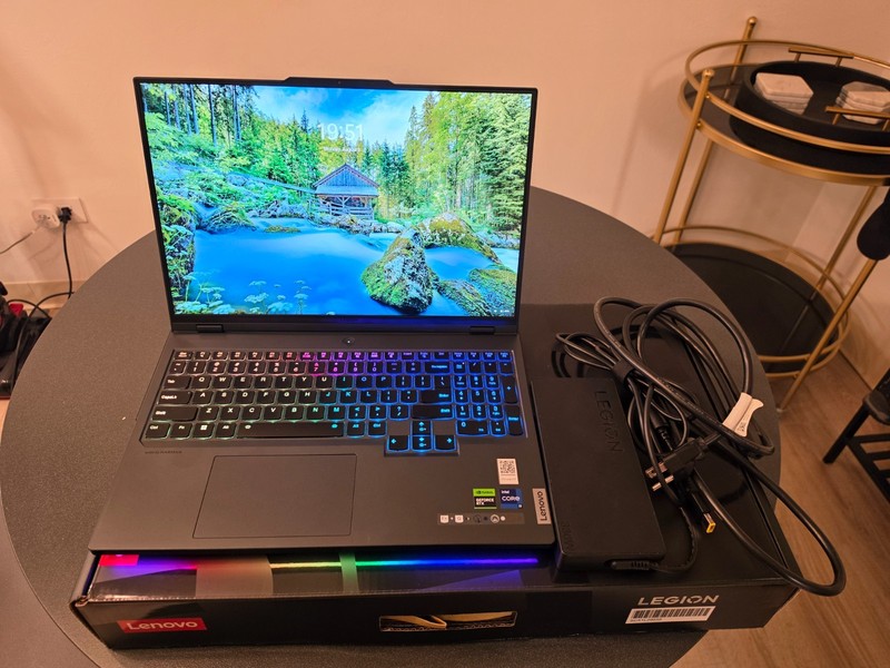 Lenovo Legion Pro 7 16IRX9H 16"9-13900HX 32GB RAM 1TB SSD GeForce RTX 4080 gallery