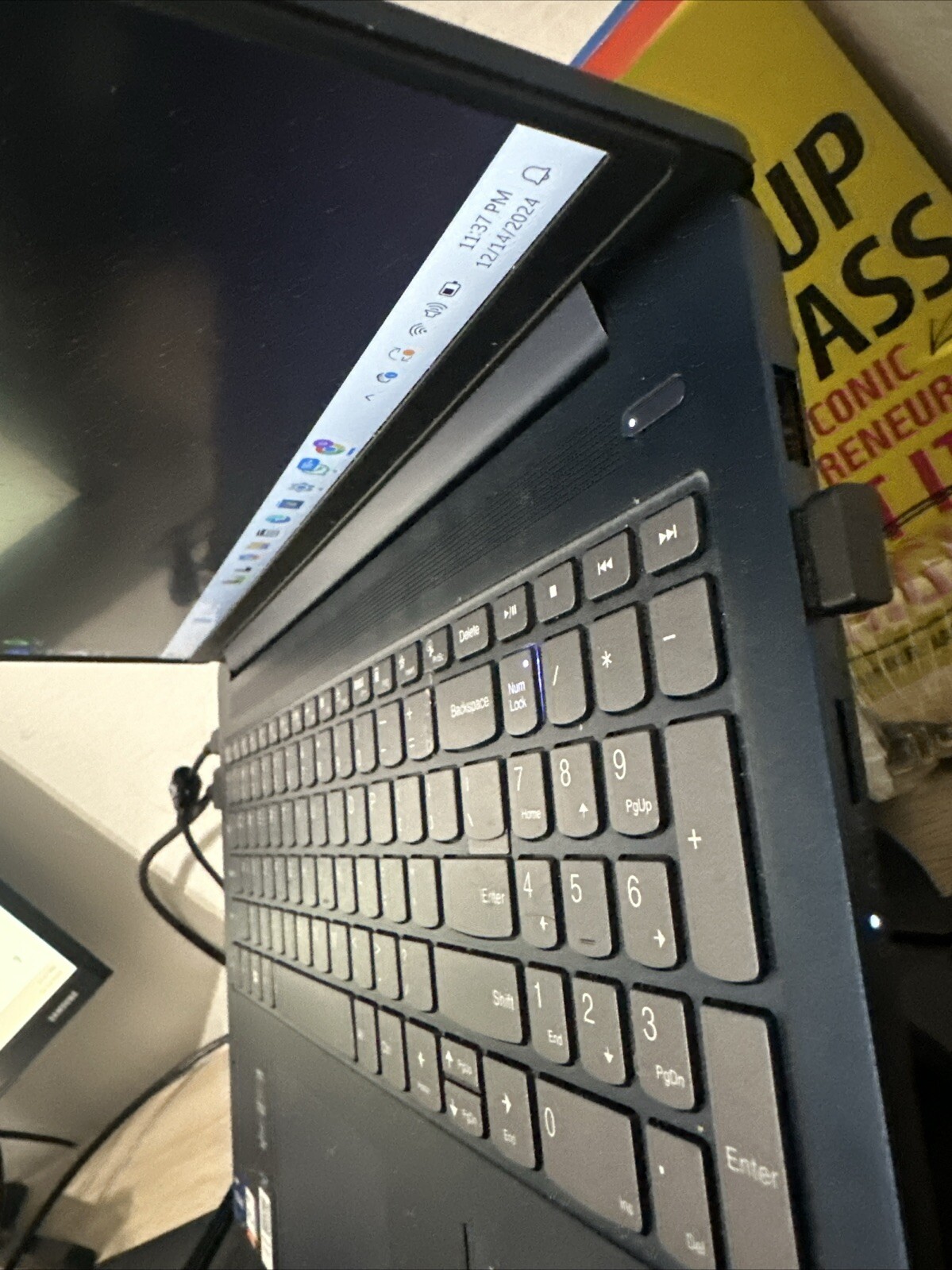 Lenovo Slim 3 Chromebook 14" Touch (64GB eMMC, MediaTek Kompanio 500 Series,... gallery