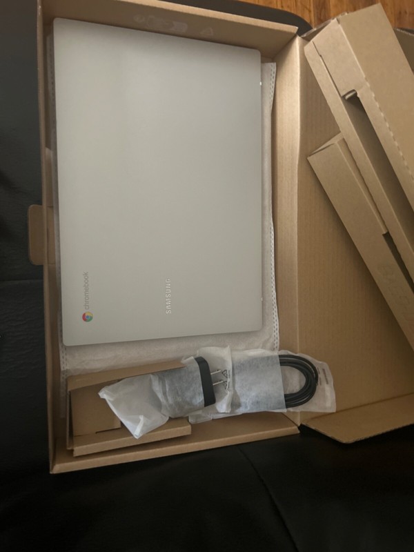 Samsung Galaxy Chromebook Go 14" (32GB eMMC, Intel Celeron N, 2.80 GHz, 4GB,... gallery