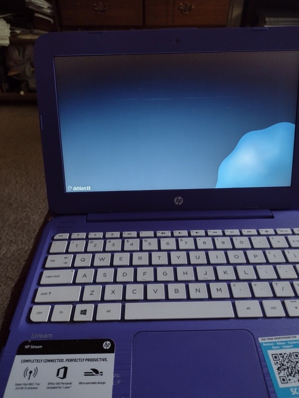 HP Stream 11-y0XX N3060 4GB 32GB LINUX DEBIAN 13 OS INSTALLED GOOD RUNNING gallery
