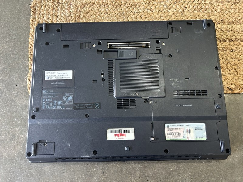 HP Compaq 6710b Laptop For Parts As Is Turns On No Cord Retro gallery