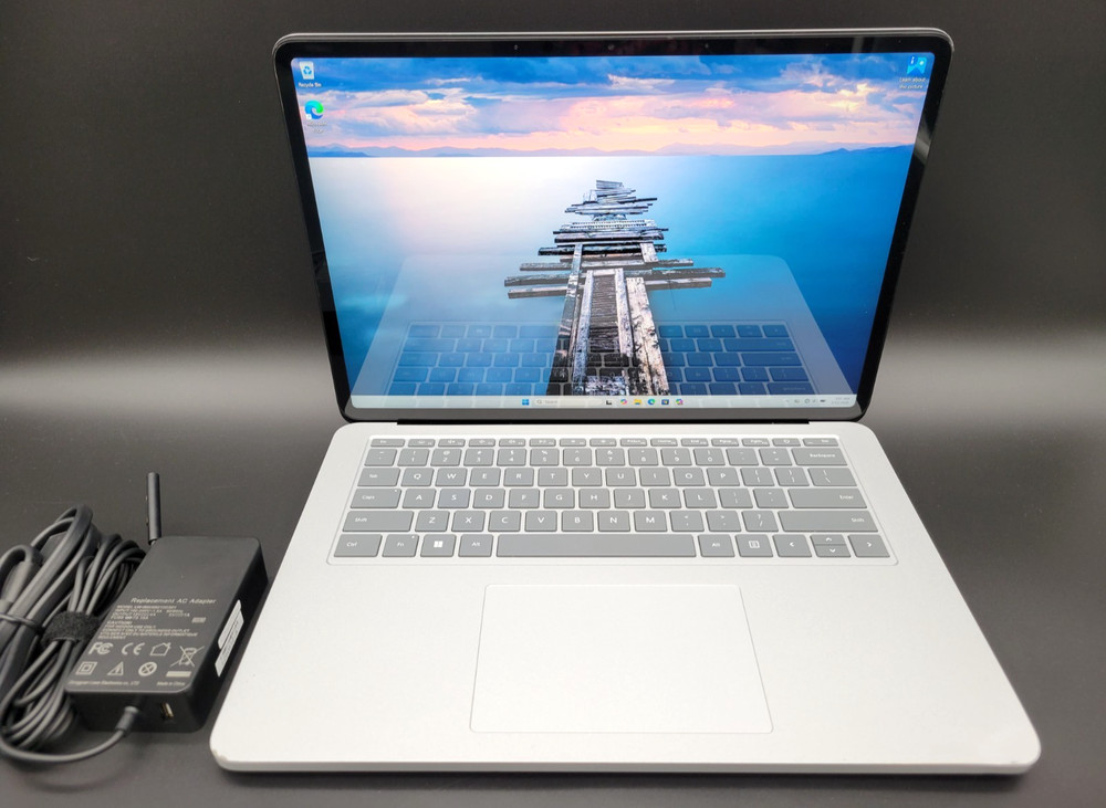 Microsoft Surface Laptop Studio 14.4" Core i5-11300H 16GB RAM 256GB SSD Read*