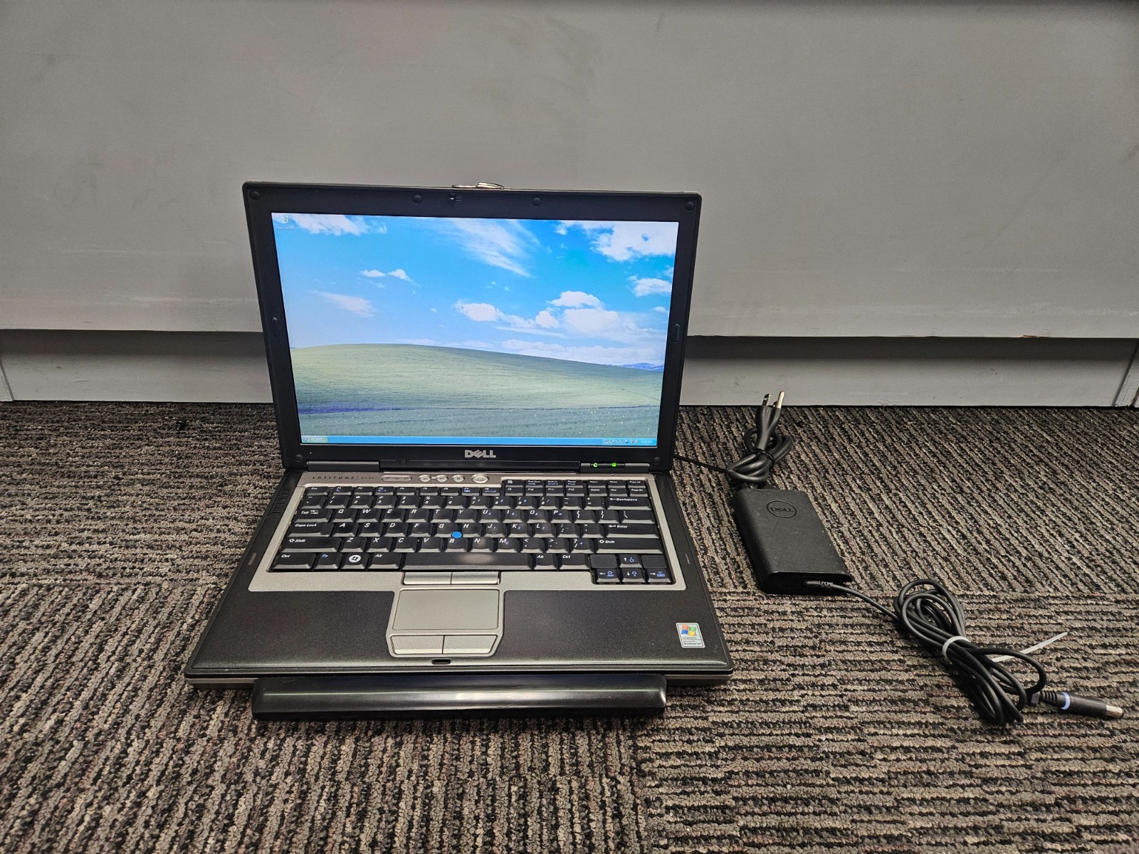 Dell Latitude D630 Laptop Intel Core 2 Duo 1 GB RAM 60 GB HDD Windows XP Pro SP3 gallery