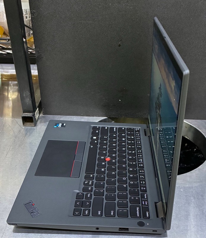 Lenovo ThinkPad X13 Yoga Gen 3 TOUCH 1.7GHz i7-1255U 16GB 256-GB SSD W-11 Pro gallery