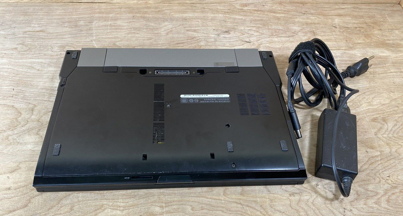 Dell Latitude E6400 Laptop C2D T9550 2,66 2Gb RAM 320Gb HDD Linux Bad Battery gallery