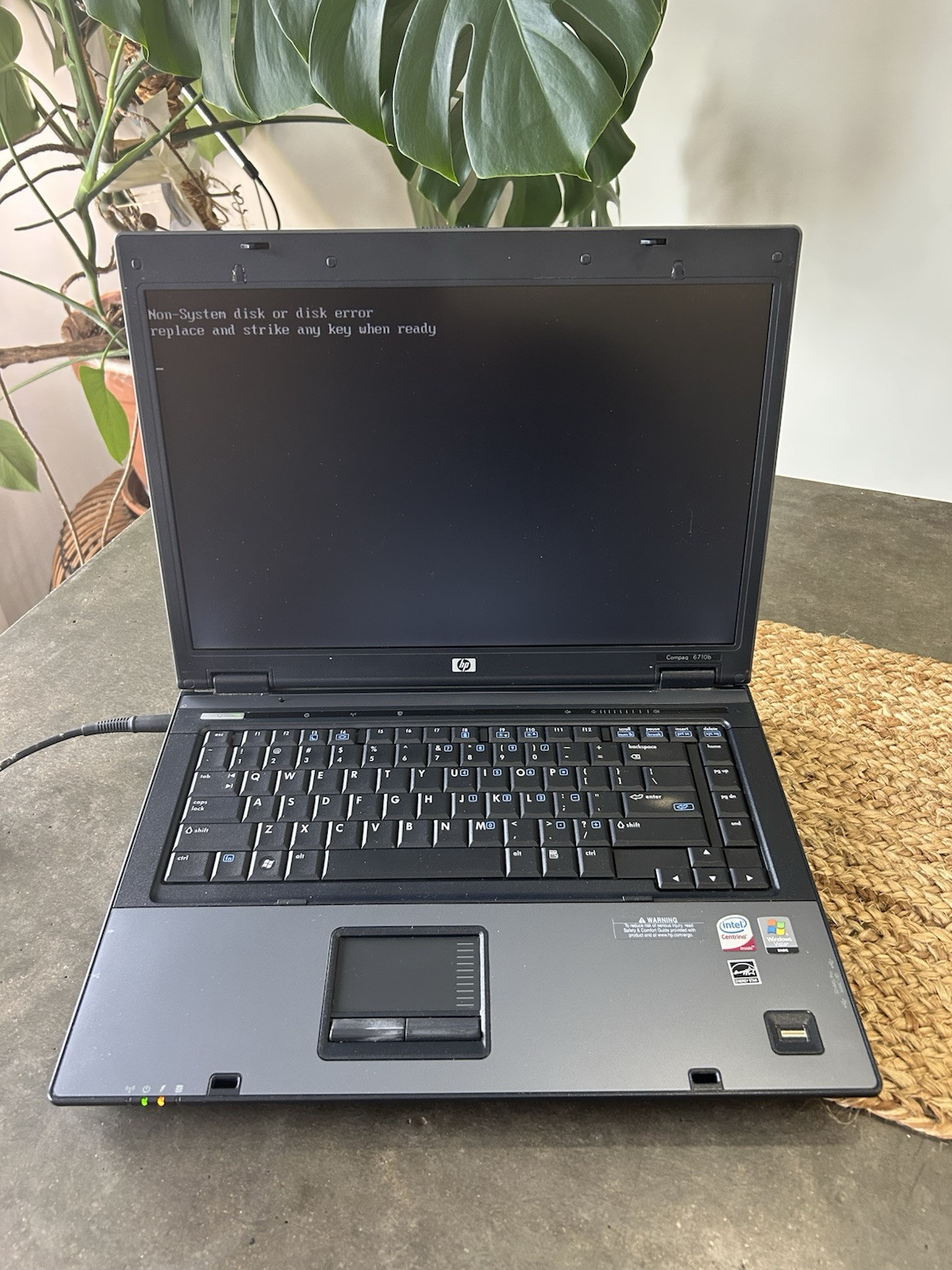 HP Compaq 6710b Laptop For Parts As Is Turns On No Cord Retro gallery