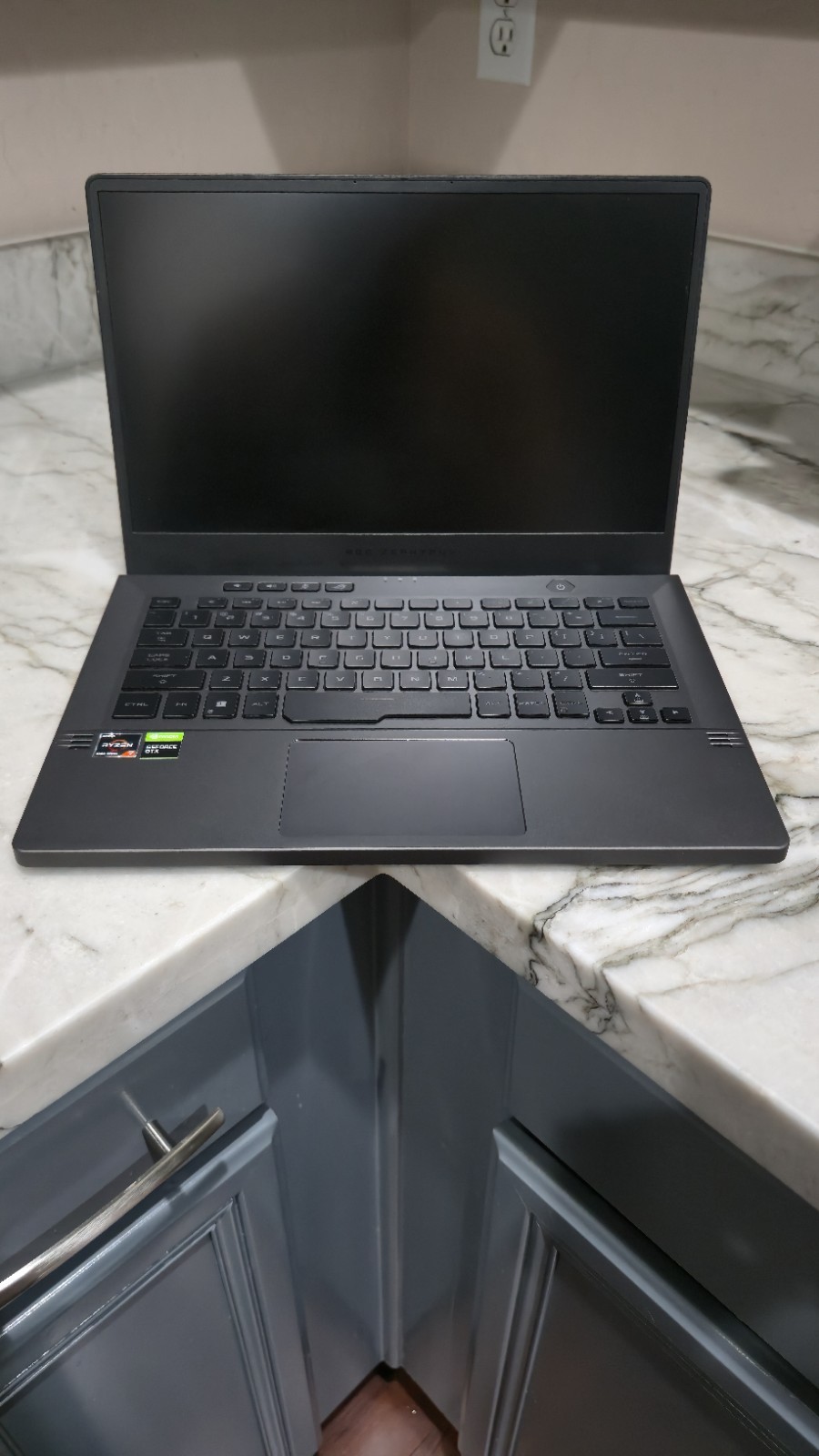 ASUS ROG Zephyrus G14 16 GB, 512GB NVIDIA GeForce GTX 1650 10/10 Condition gallery