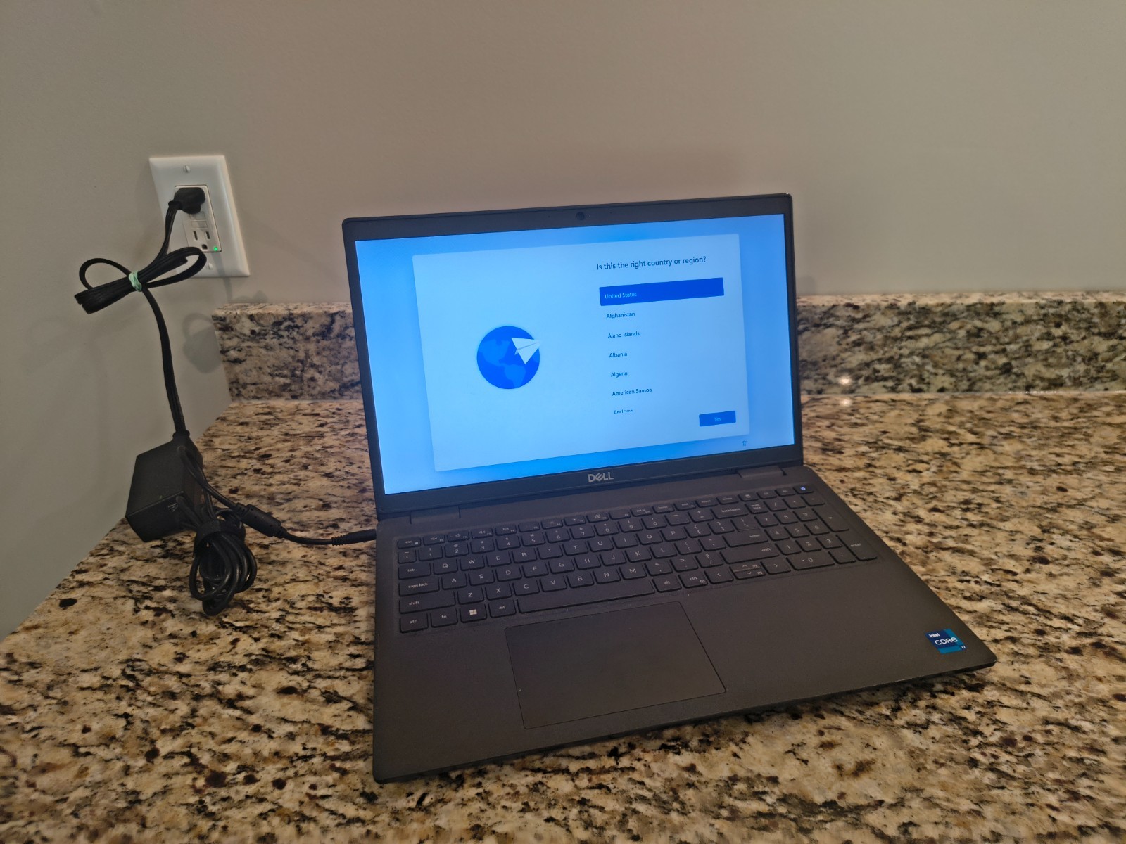 Dell Latitude 3520 Core i7-1165G7 8GB DDR4 256 GB NVMe Windows 11 Pro +Adaptor gallery
