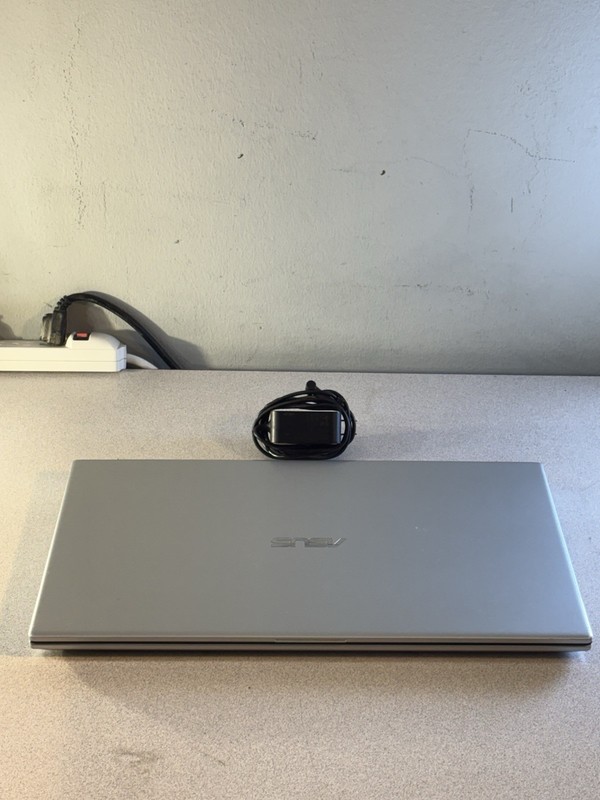 ASUS VivoBook X712A 17.3" Intel Core i7 1165G7 @ 2.80 GHz 512GB SSD. 8GB RAM, gallery