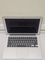 Apple MacBok Air A1466 Laptop – i5-5250u – 4GB RAM – 128GB SSD – LOCKED – READ