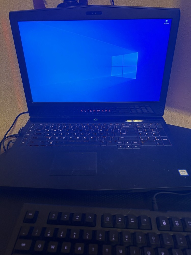 Alienware 17 R4 Laptop i7 7700HQ 2.80GHZ 17.3" FHD 16GB RAM SSD Windows 10