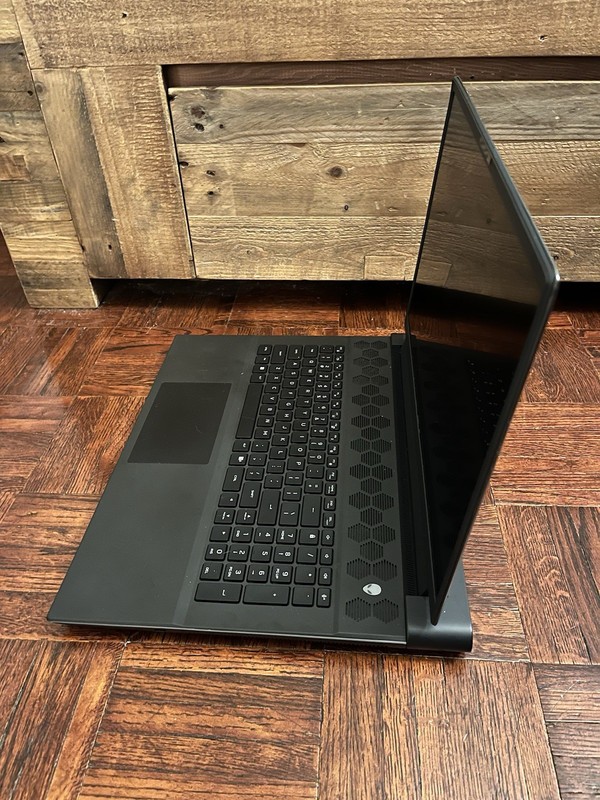 Dell Alienware M18 R2 165Hz 2.2 GHz i9-14900HX 32GB 2TB SSD RTX 4090 gallery