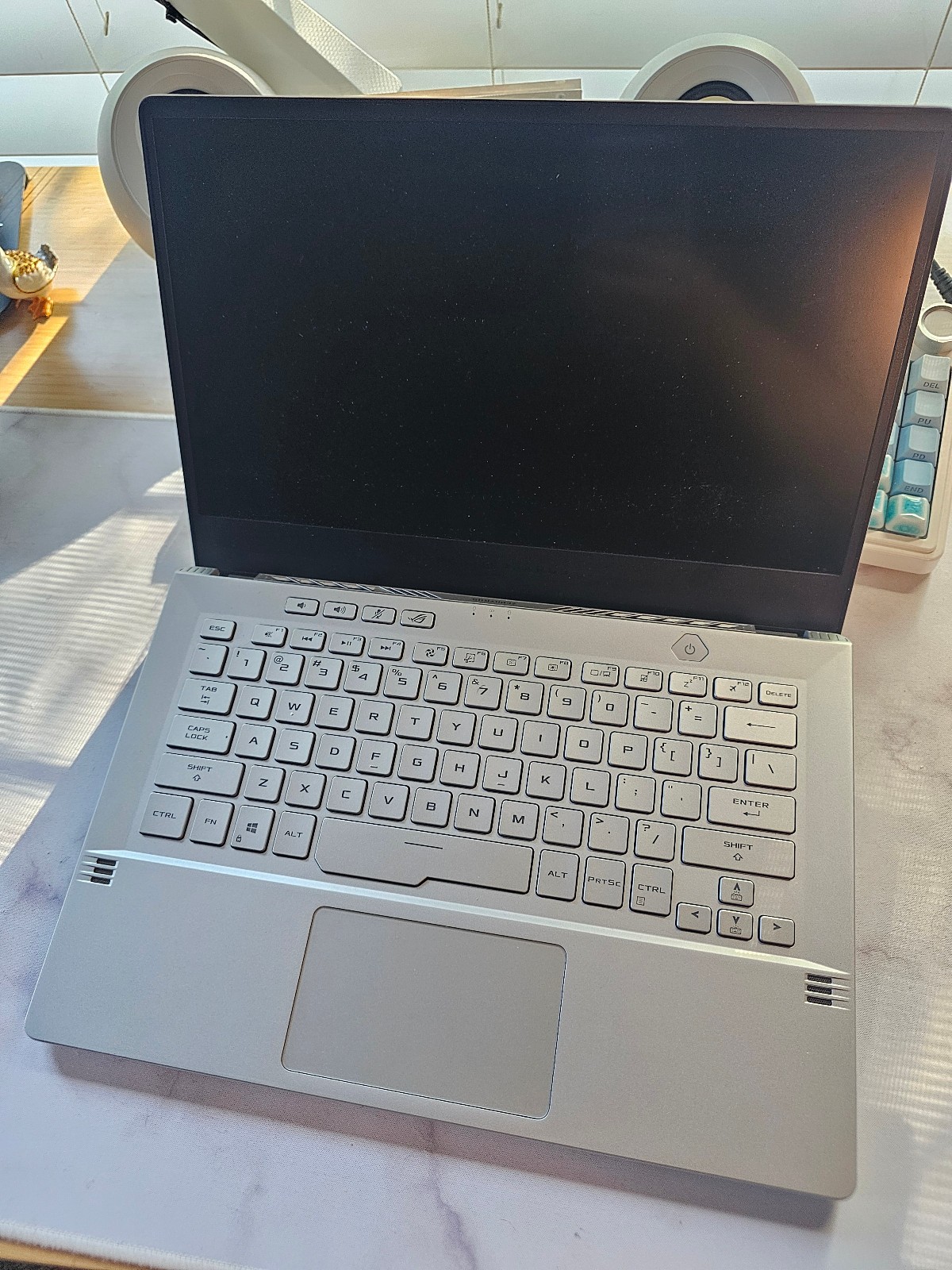 ASUS ROG Zephyrus G14 14" (1TB, AMD Ryzen 9 4900HS, 3.0 GHz, 16GB) PARTS ONLY gallery