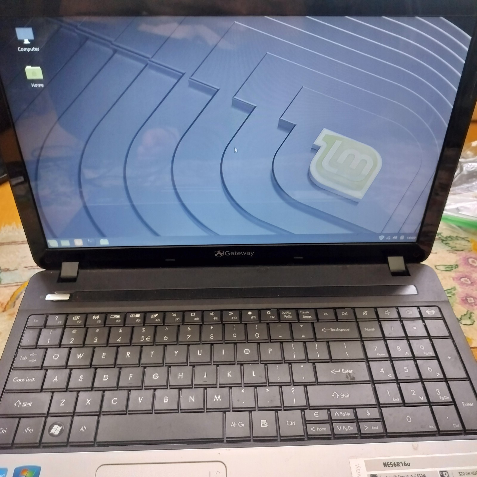 Working Laptop Linux 4GB Ram 320GB HDD Charger And Battery Tested gallery