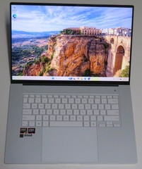 ASUS Zenbook S 16″ 3K OLED Touch AMD Ryzen AI 9 365 24GB RAM 1TB SSD White