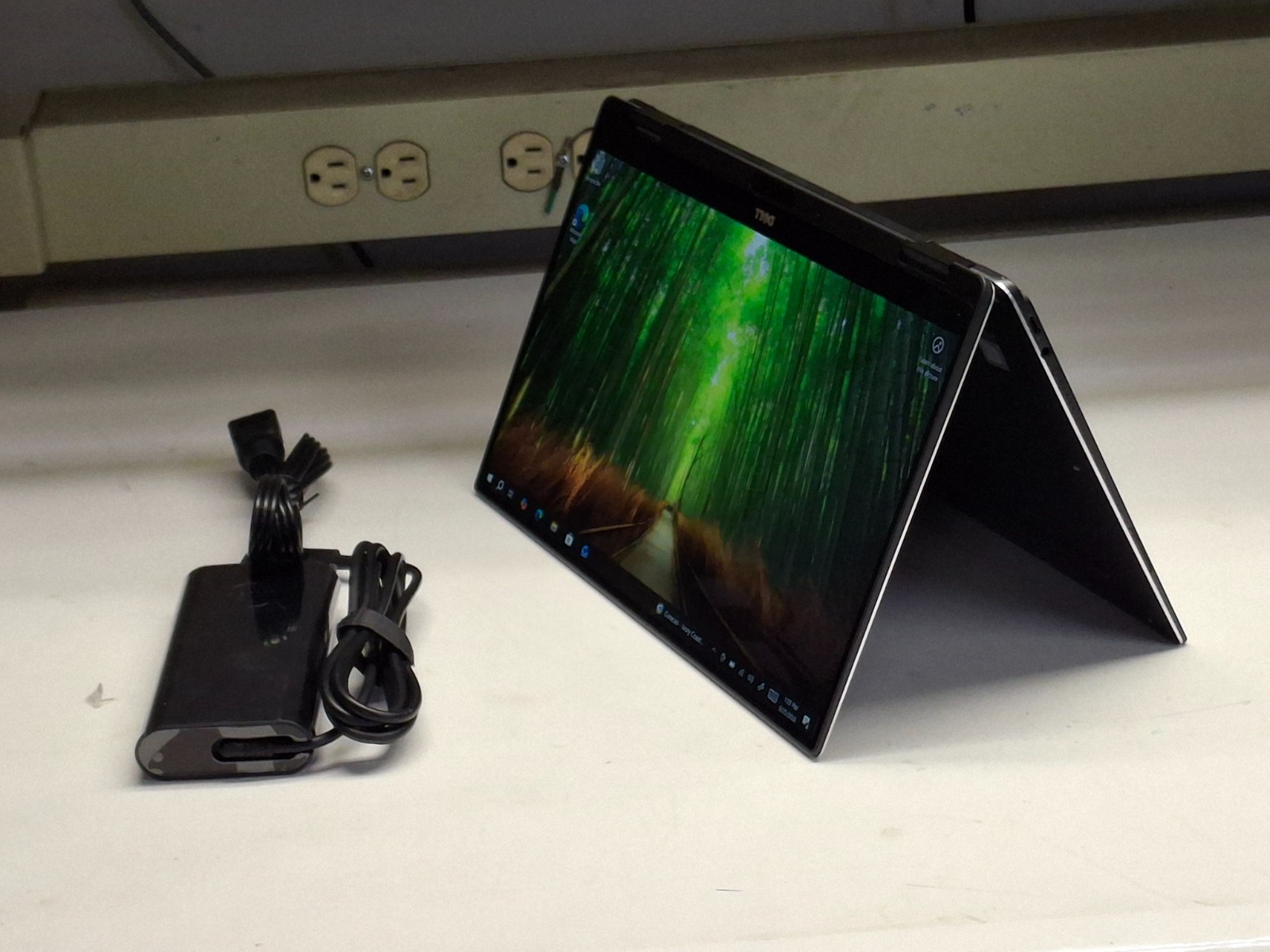 Dell XPS 13 9365 (2-in-1) QHD+ TOUCH i7-7Y75 1.30GHz 16GB 256GB SSD AC Adapter gallery