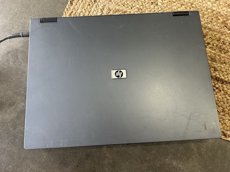 HP Compaq 6710b Laptop For Parts As Is Turns On No Cord Retro gallery