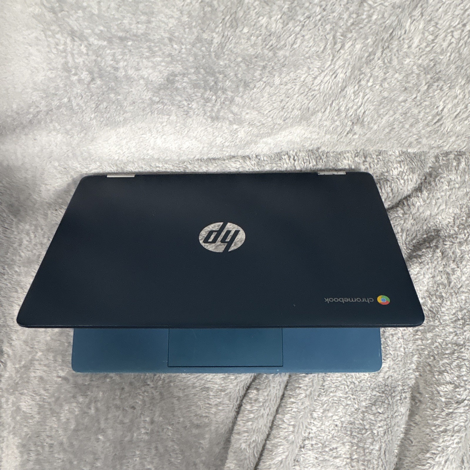 HP Chromebook x360 Teal/Blue Model: 14a-ca0190wm Minor cosmetic wear, good cond. gallery